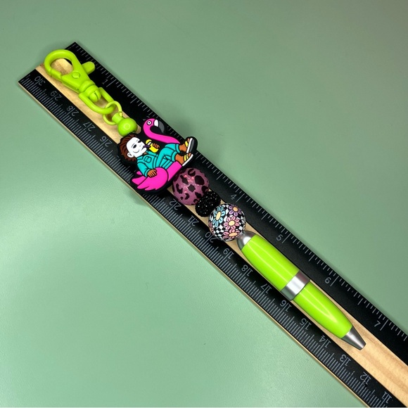 Summerween Horror Flamingo Animal Print and Daisy Checkered Beaded Keychain Pen - Picture 3 of 3